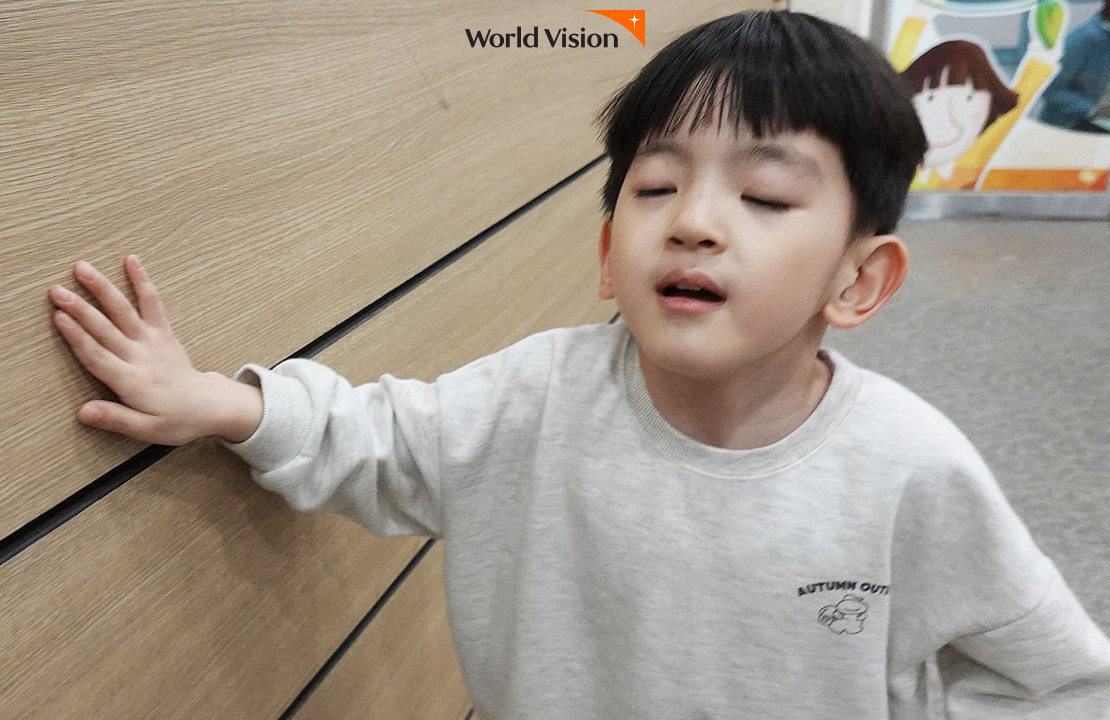감긴 눈으로 힘겹게 세상을 바라보던 환희